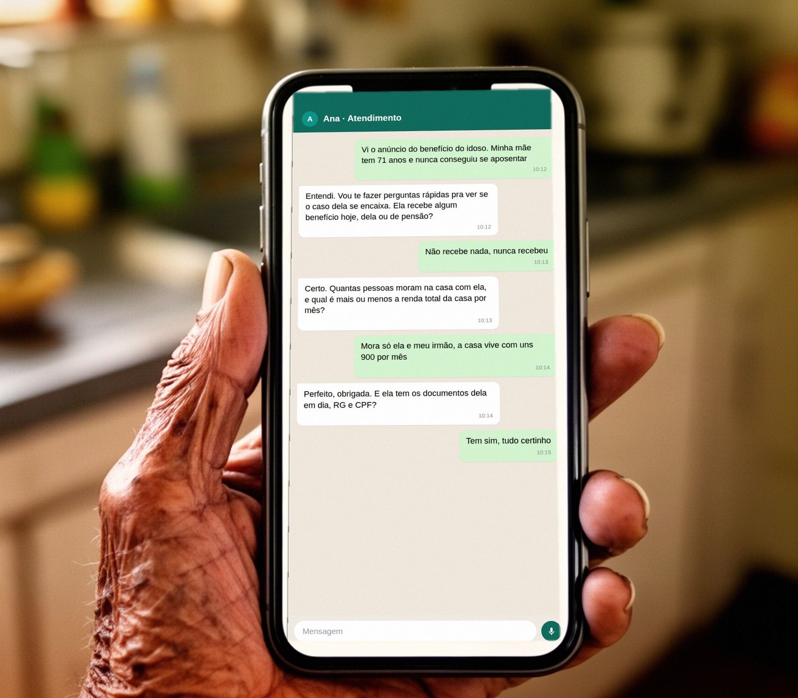 Mão de pessoa idosa segurando celular com conversa de qualificação na tela