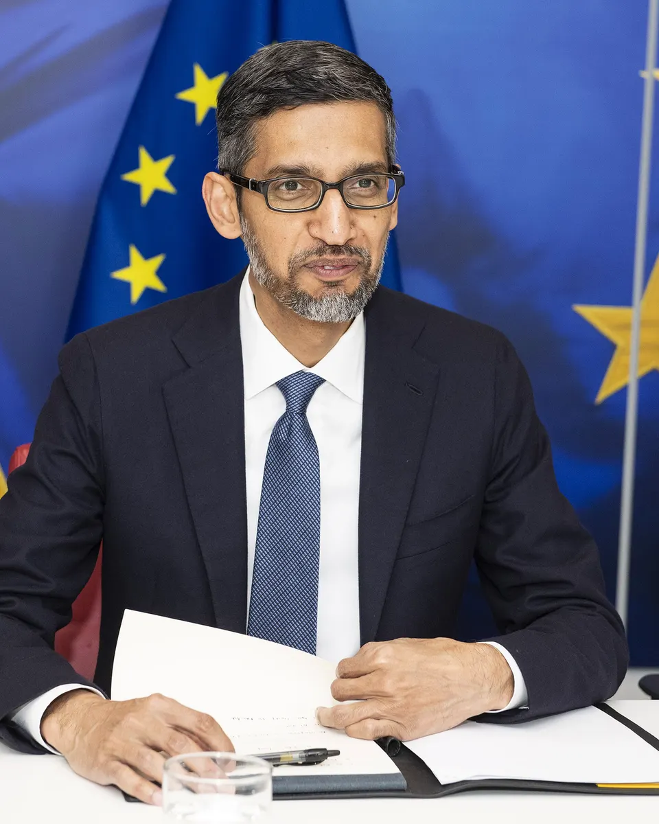 Sundar Pichai, presidente-executivo do Google, em plano médio durante uma reunião na Comissão Europeia