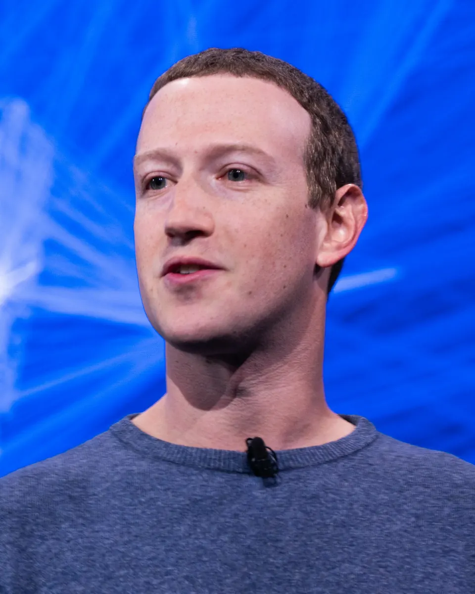 Mark Zuckerberg, diretor-executivo da Meta, fala em um palco azul durante a conferência F8 de 2019